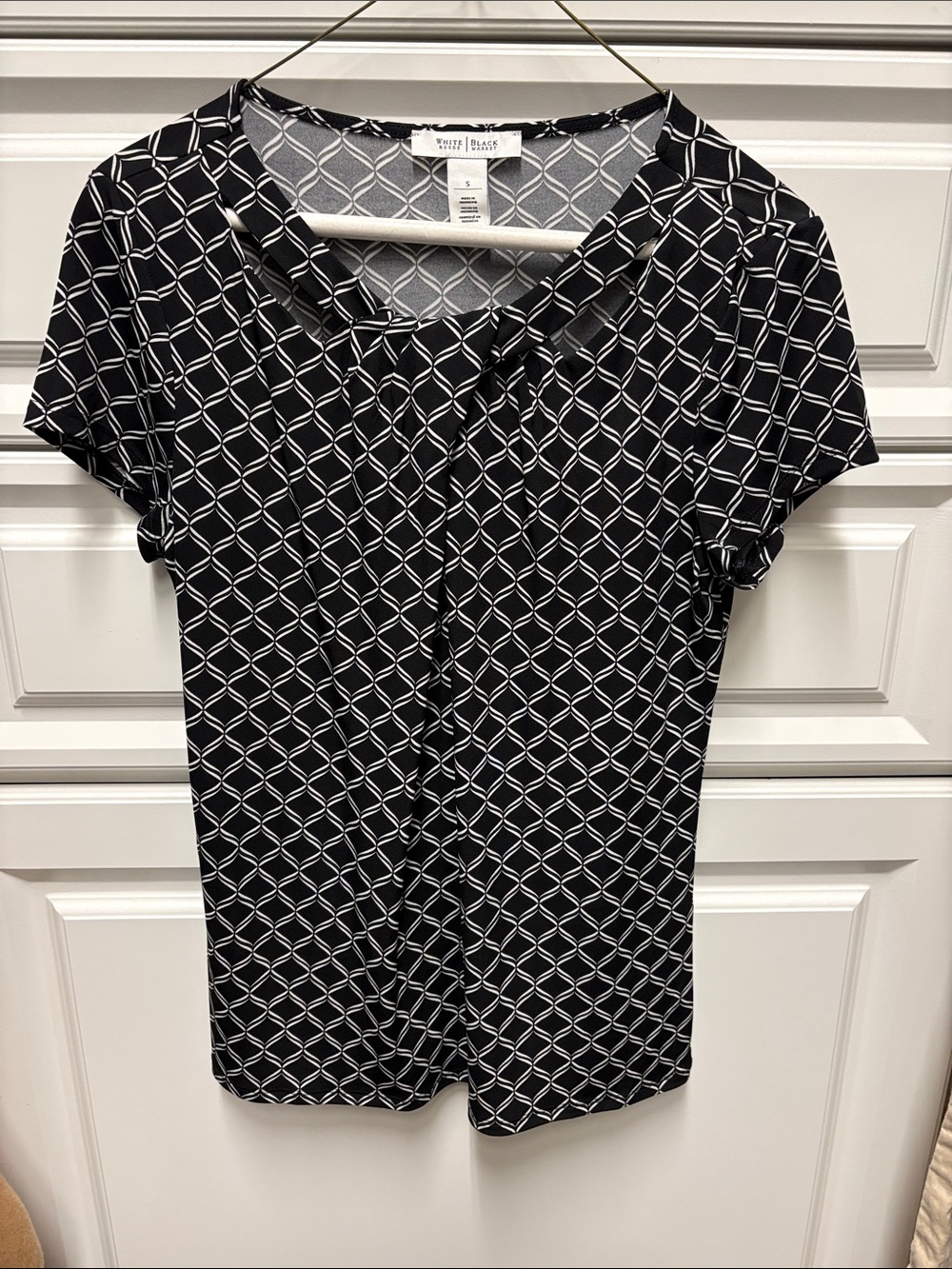 White House Black Market Black & White Geometric Short Sleeve Scoop Tee